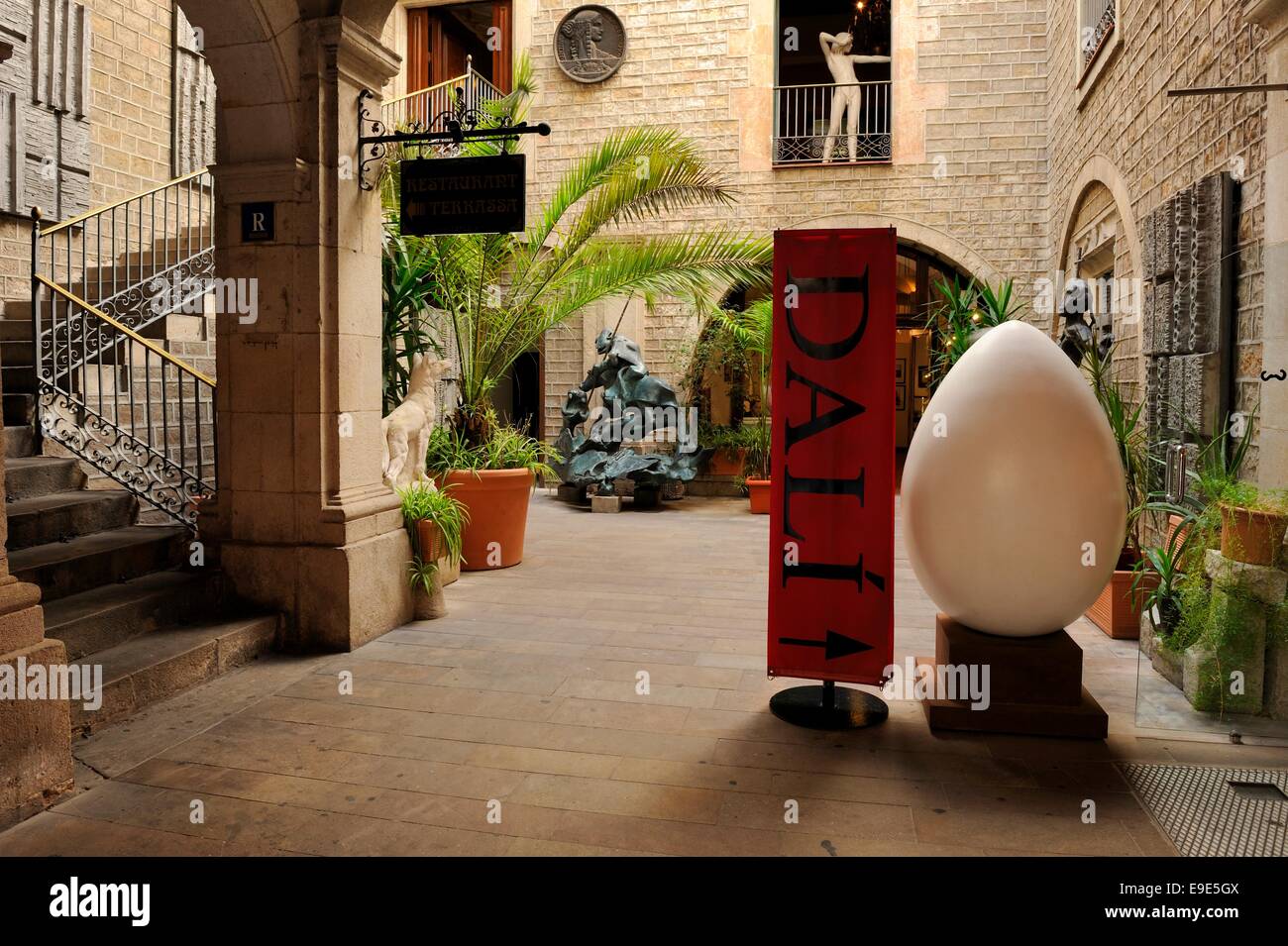 Vergessen Sie die langen Warteschlangen, das am besten gehütete Geheimnis in Barcelona ist das Dali Museum. Die Dali-Sammlung haben mehr als 700 arbeitet und eine Stockfoto