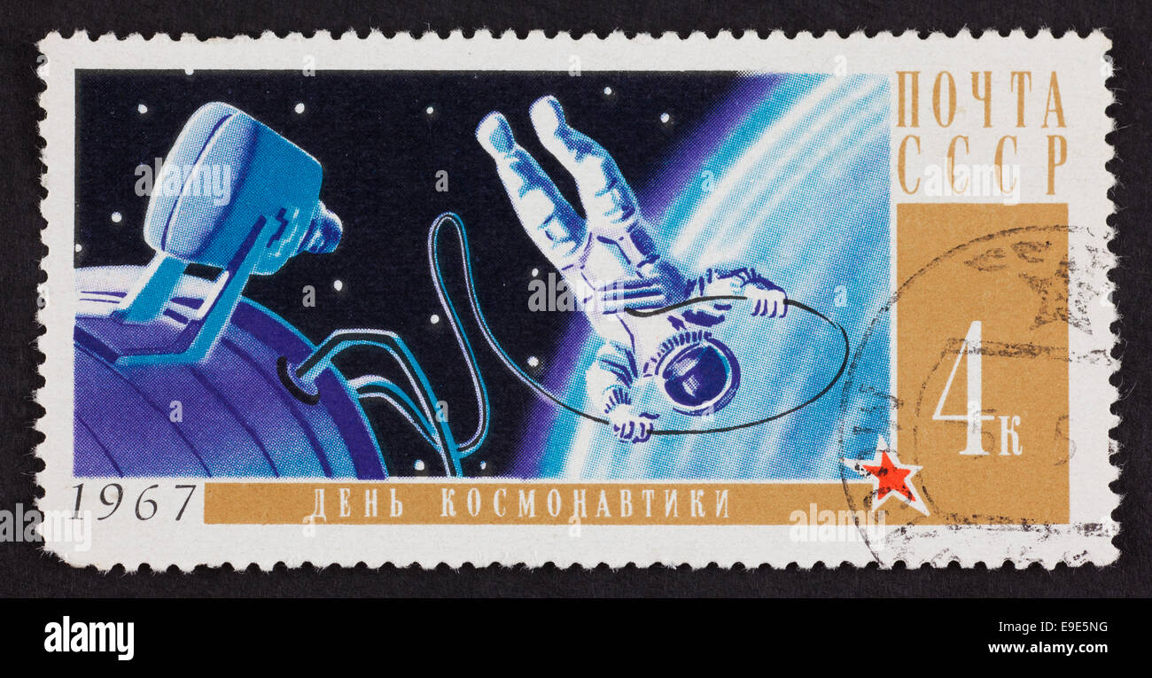 USSR Briefmarke Kosmonauten Tag mit Astronauten im Weltraum. Jahr 1967. Schwarzer Hintergrund. Stockfoto