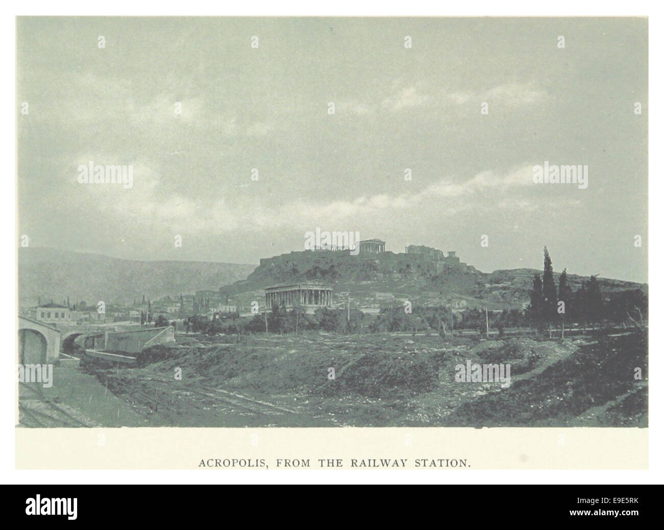 Diese Illustration von Lambart aus dem Jahr 1895 zeigt die Akropolis vom Bahnhof aus, bietet eine einzigartige Perspektive auf das antike Wahrzeichen und zeigt die Entwicklung des modernen Verkehrs in Griechenland. Stockfoto