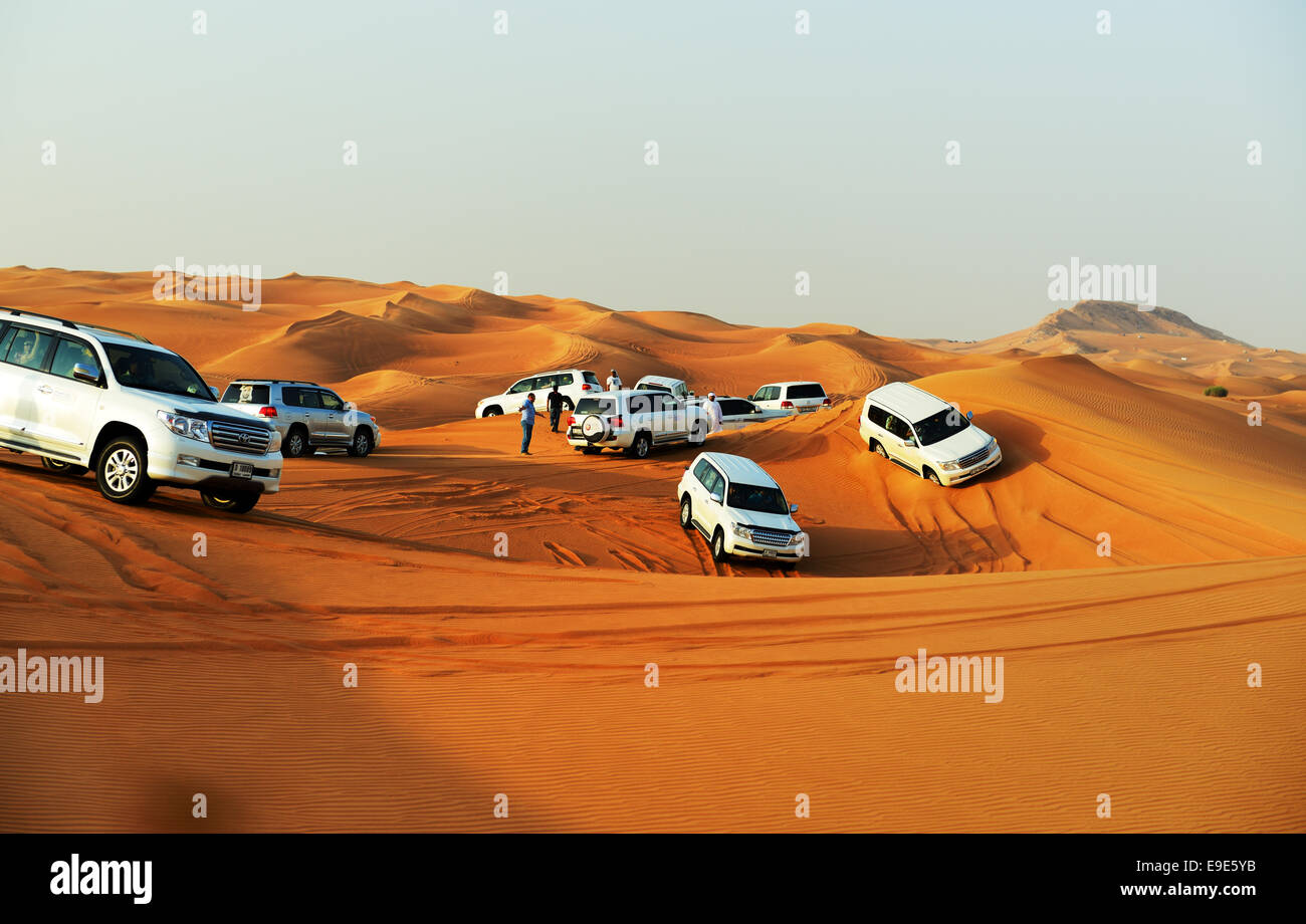 Die Dubai Wüste Fahrt im Geländewagen ist großen Touristen-Attraktion Stockfoto