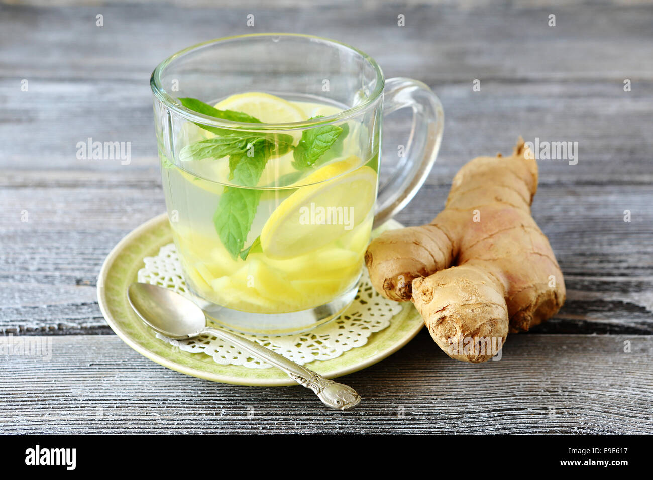 Ingwer-Tee mit Minze und Zitrone in ein Glas, gesundes Getränk ...