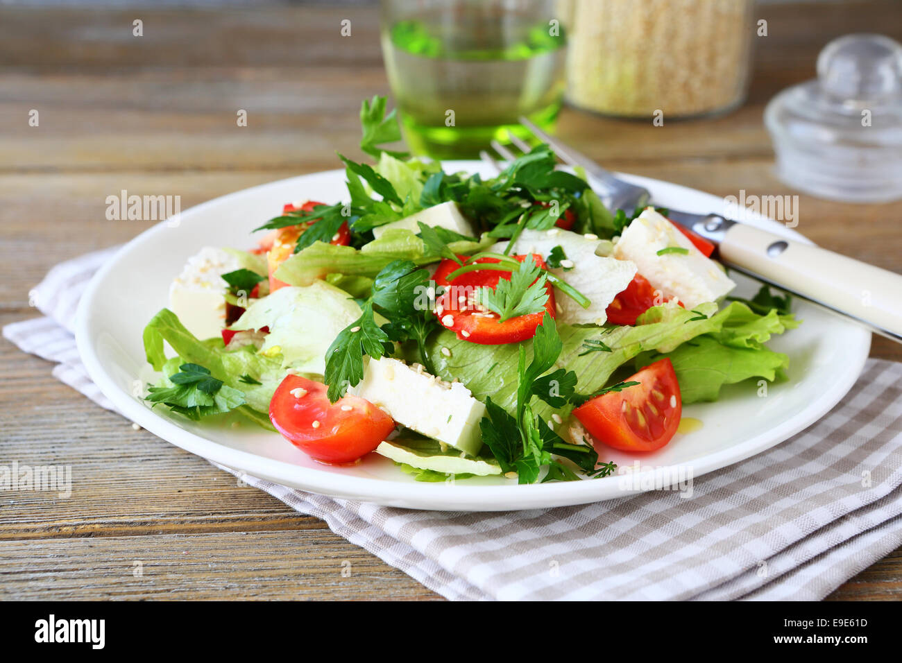 Salat mit Gemüse und Käse, hölzernen Hintergrund Stockfoto