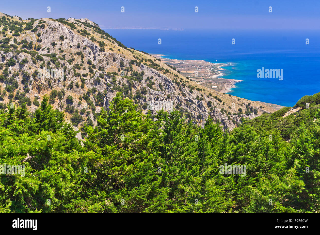 Landschaft, Berge und Meer auf der Südseite der Insel Kreta Stockfoto
