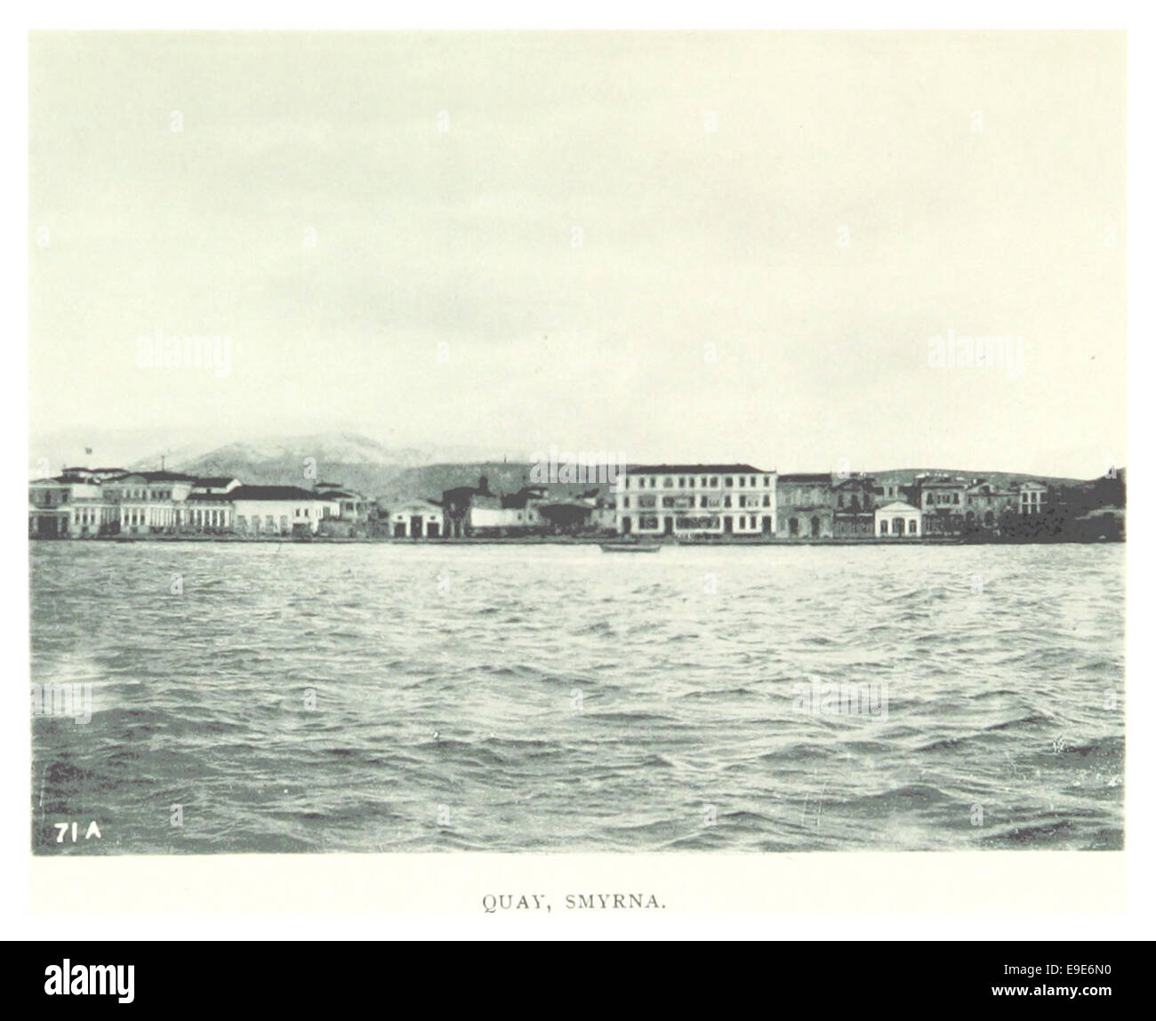 Diese Illustration von Lambart aus dem Jahr 1897 zeigt den Kai in Smyrna (dem heutigen Izmir, Türkei) und erfasst das Hafengebiet, das im späten 19. Jahrhundert ein wichtiger Drehkreuz für Handel und maritime Aktivitäten war. Stockfoto