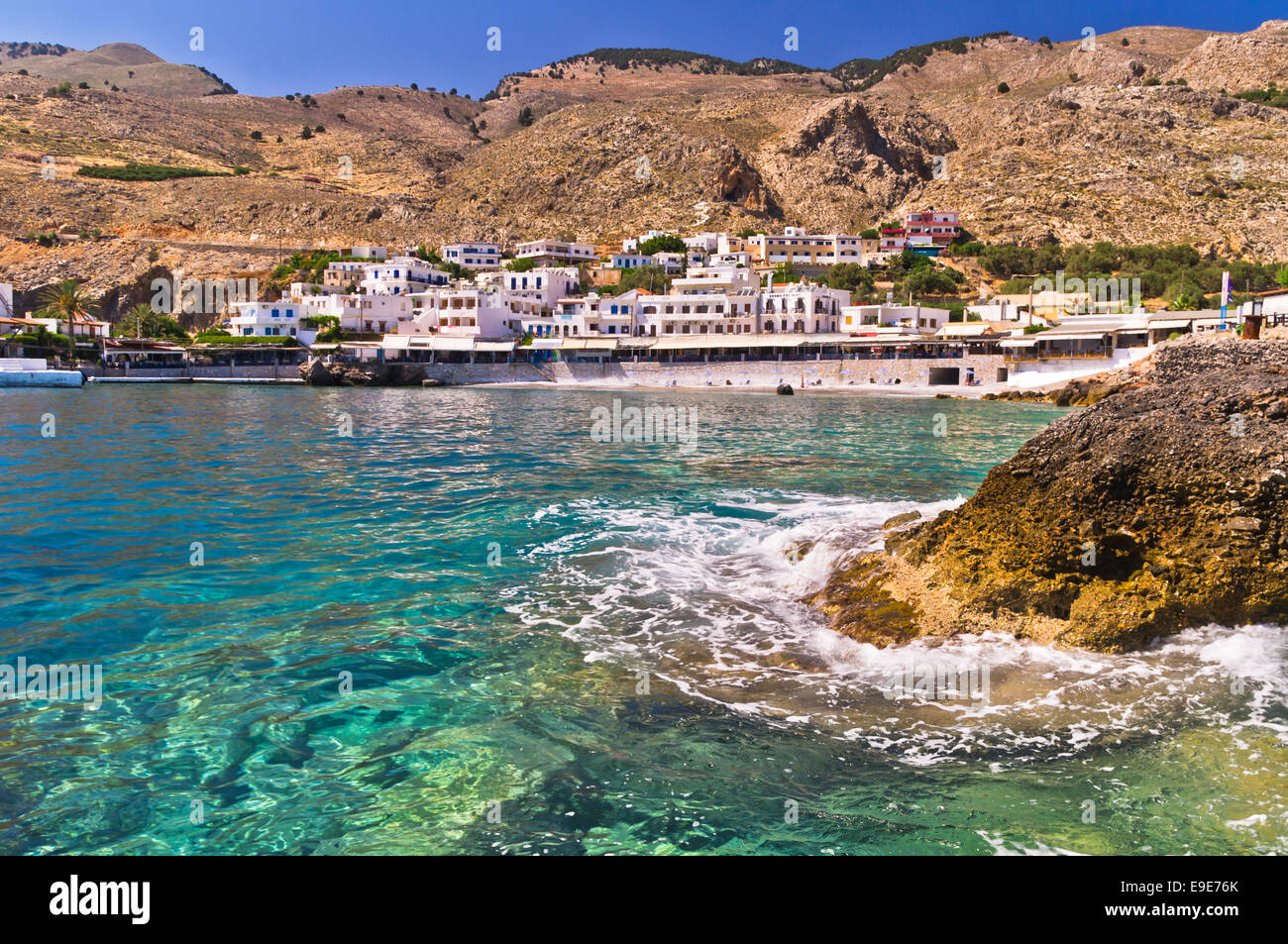 Kleiner Hafen mit Dorf an der Südseite der Insel Kreta Stockfoto