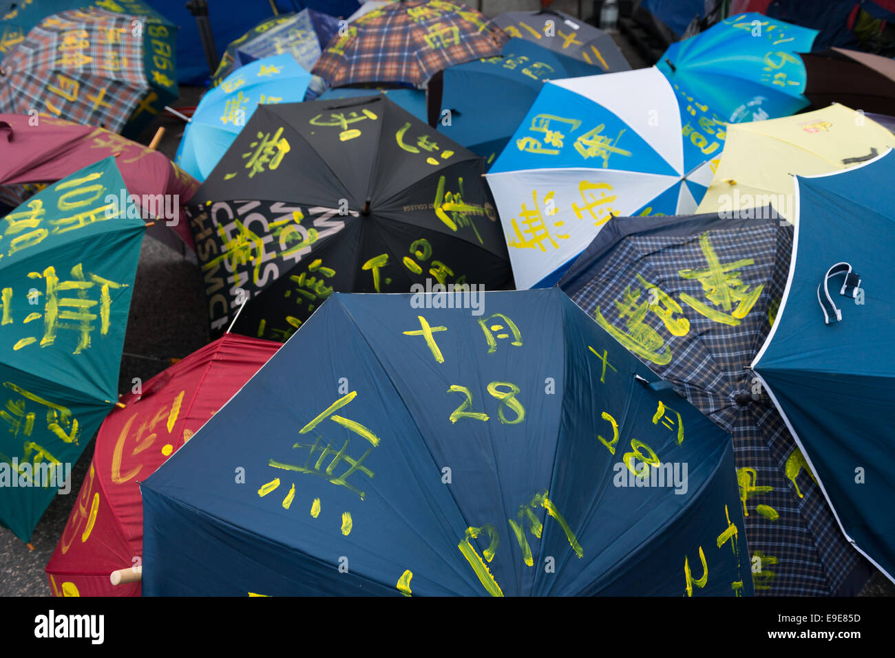 Hong Kong. 26. Oktober 2014. Studenten, pro-Demokratie-Aktivisten und anderen Unterstützern der Occupy Central, jetzt genannt den Regenschirm-Bewegung oder den Regenschirm-Revolution bleiben der Tamar Protest-Webseite auch als Sonnenschirm quadratisch oder Regenschirm Plaza. Stockfoto