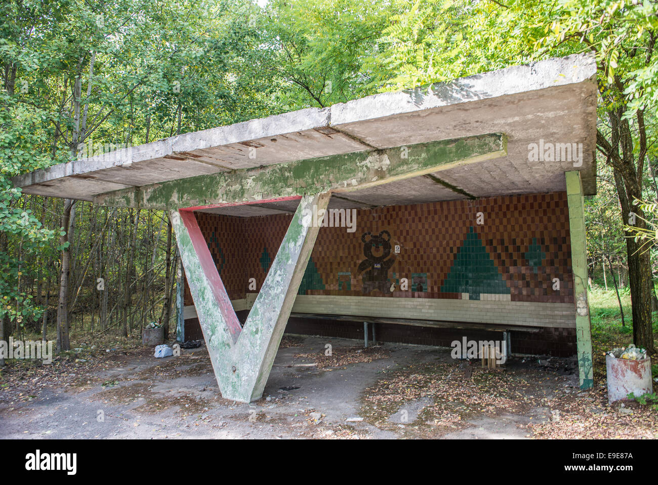 Bushaltestelle in der Nähe von Chernobyl2 Militärbasis neben sowjetischen Duga3RadarSystem