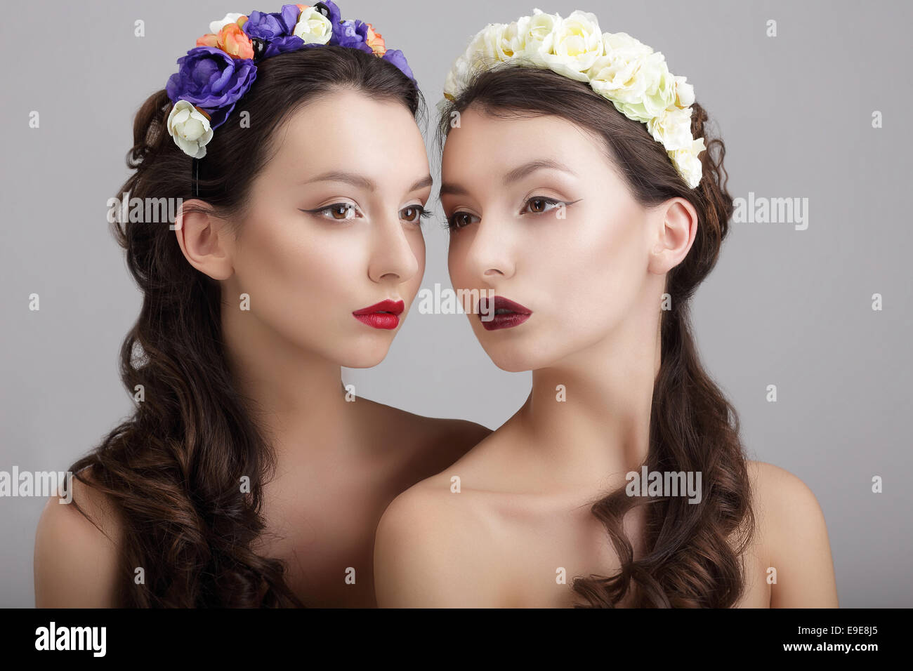 Inspiration.Two gestylt Weibchen mit Kränze aus Blumen Stockfoto