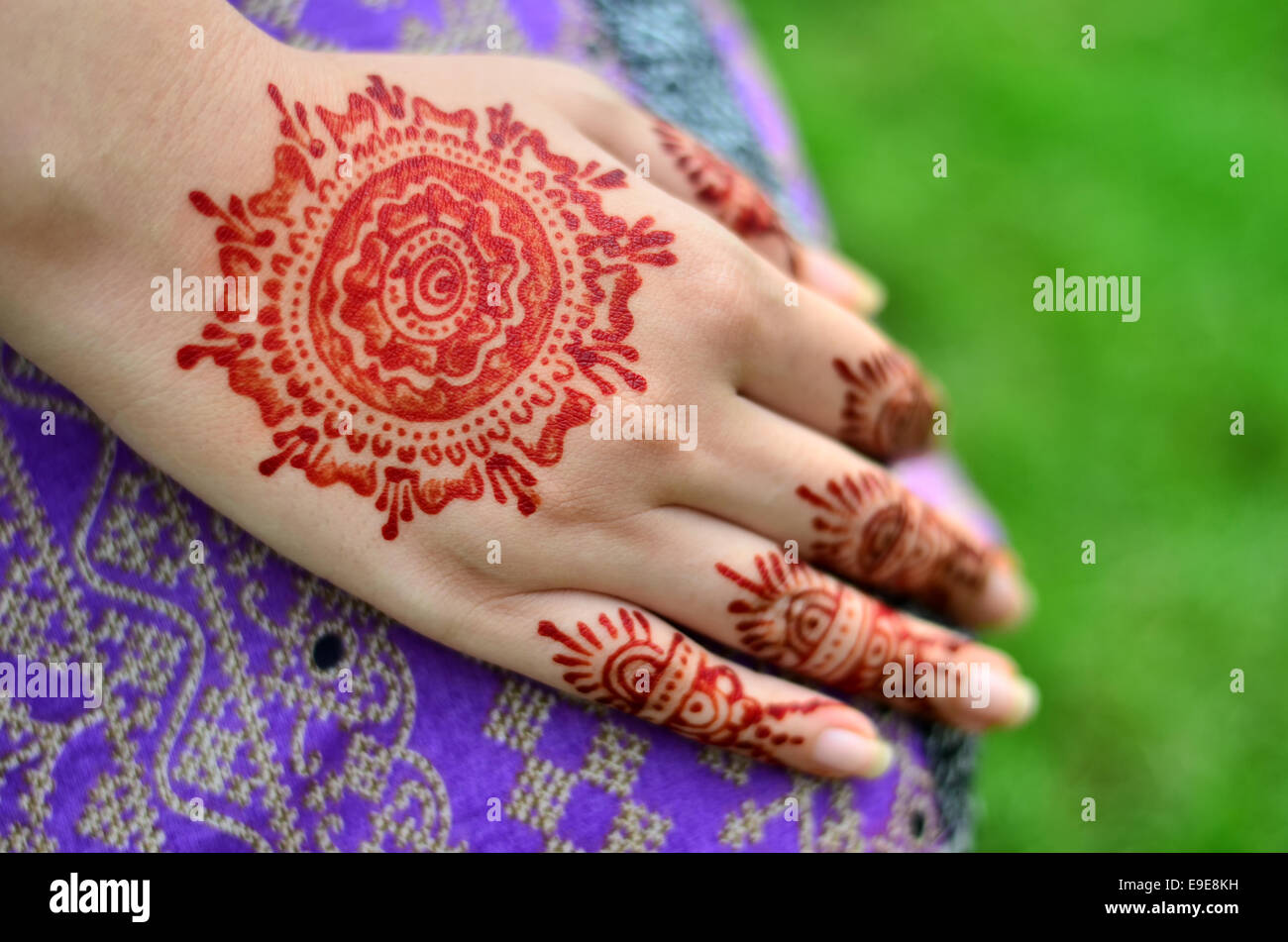 Ein Madchen Mit Henna Muster Auf Ihrer Hand Stockfotografie Alamy