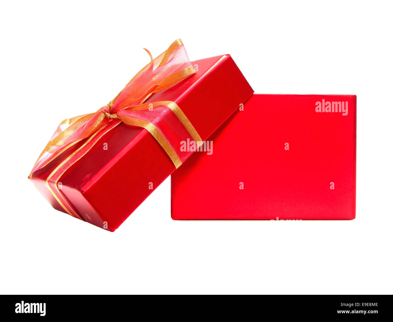 Leeren roten Geschenkbox mit Schleife auf einem weißen Hintergrund geöffnet Stockfoto