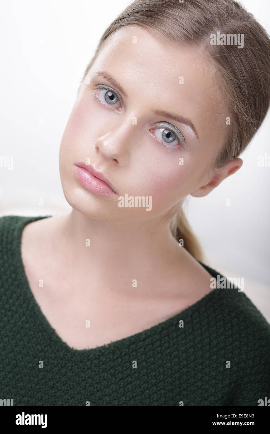 Porträt von bezaubernd hübsche Teen Mädchen in grün Stockfoto