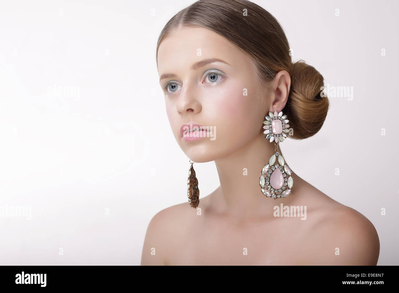Luxus. Anspruchsvolle Frau mit Perlmutt Ohrringe mit Diamanten Stockfoto