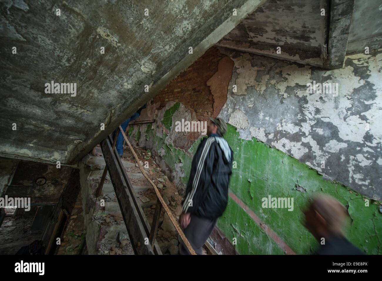 Treppe in einem Gebäude der Chernobyl-2 Militärbasis neben sowjetischen Duga-3 Radar-System, Sperrzone von Tschernobyl, Ukraine Stockfoto