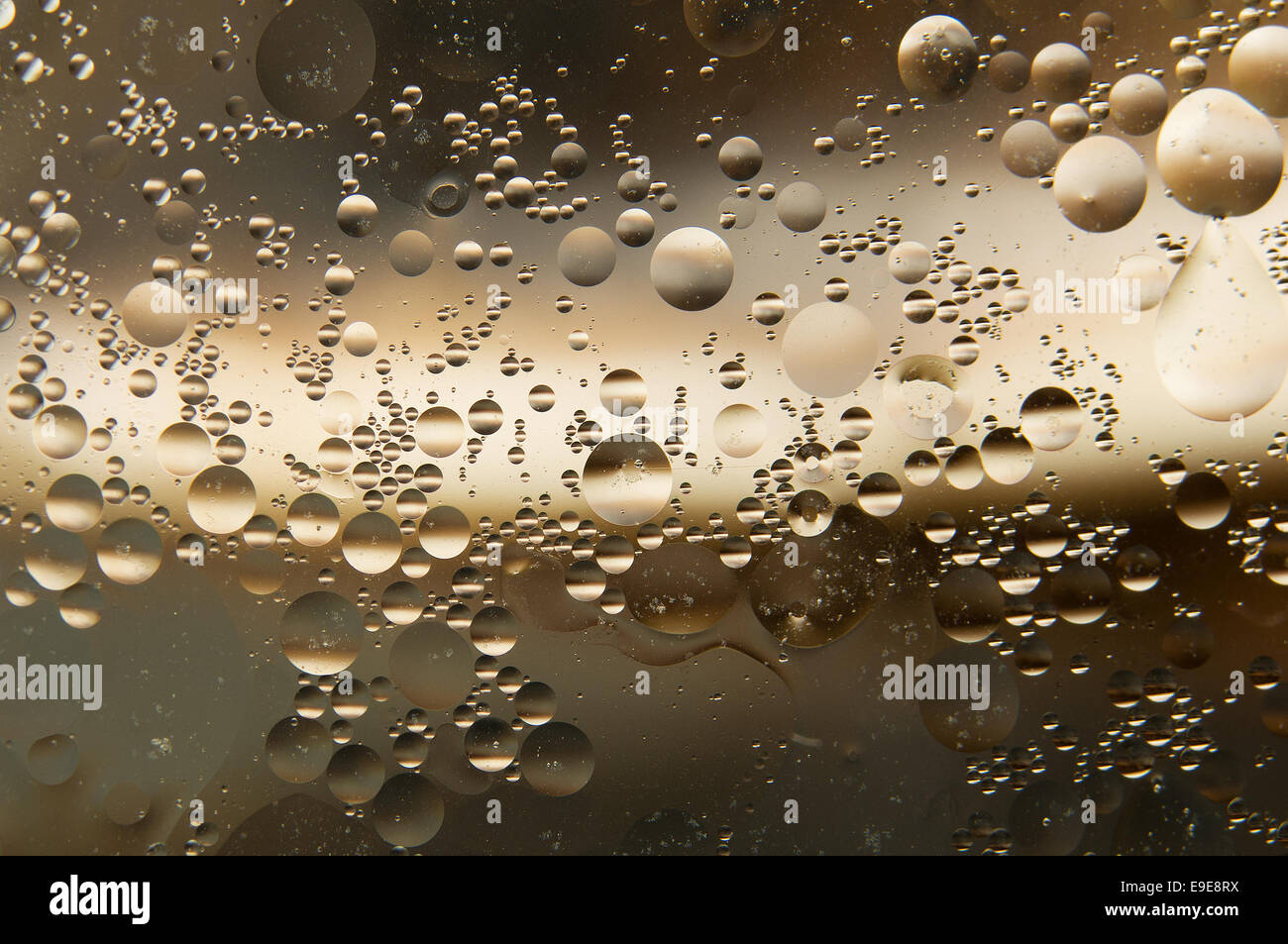 Wasser und Öl. Öltropfen auf dem Wasser. abstrakt Stockfoto