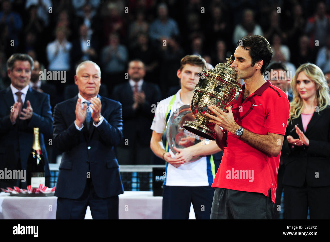 Basel, Schweiz. 26. Oktober 2014. Roger Federer küsst die Swiss Indoors-Trophy in St