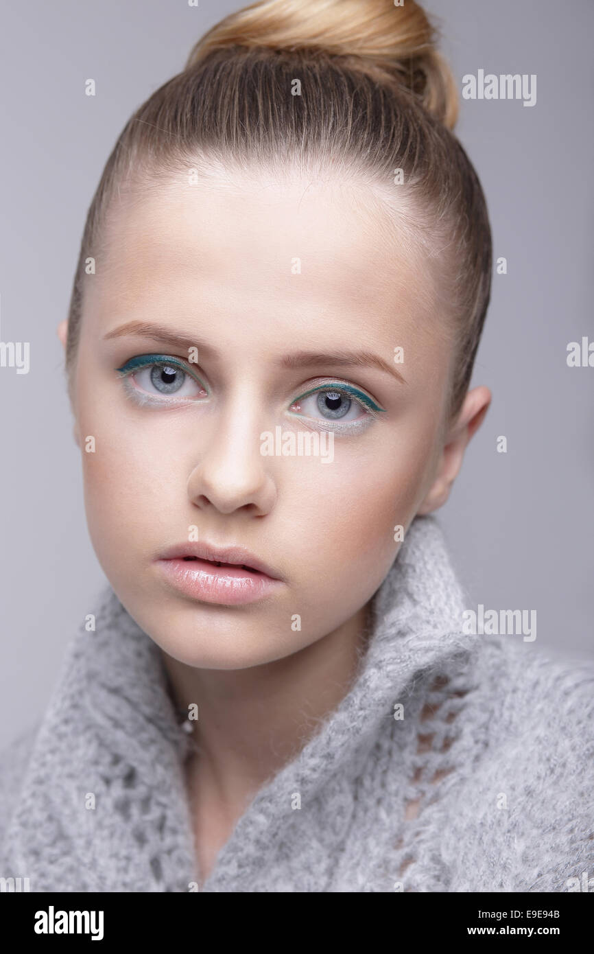 Porträt der jungen Frau in grauen wollenen Pullover Stockfoto