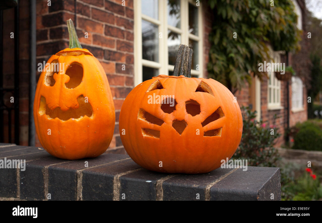 Halloween-Kürbisse links außen Hütten im Dorf Woodborough, England, Großbritannien Stockfoto