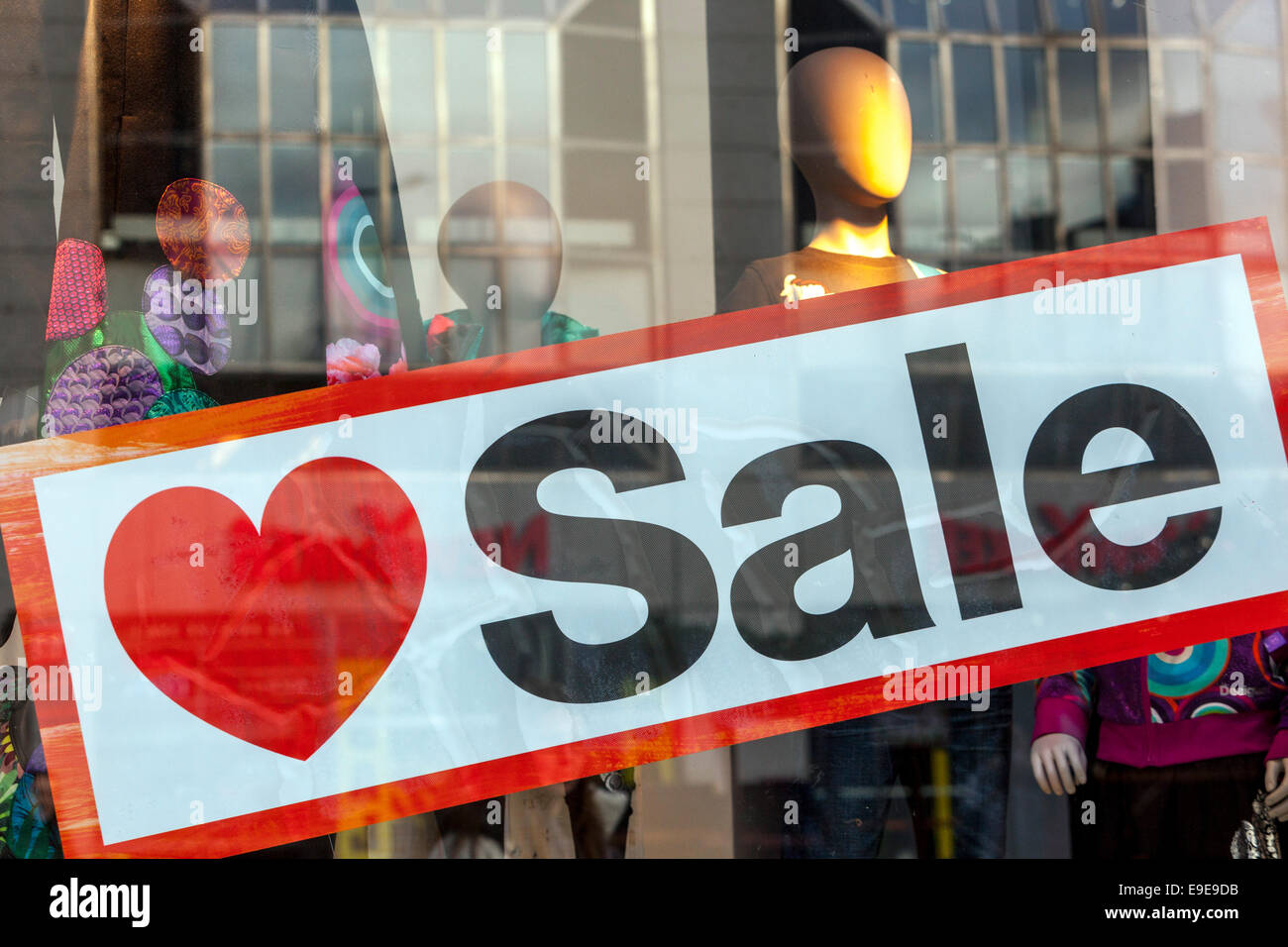 Verkauf Zeichen im shop Fenster anzuzeigen, Prag, Tschechische Stockfoto