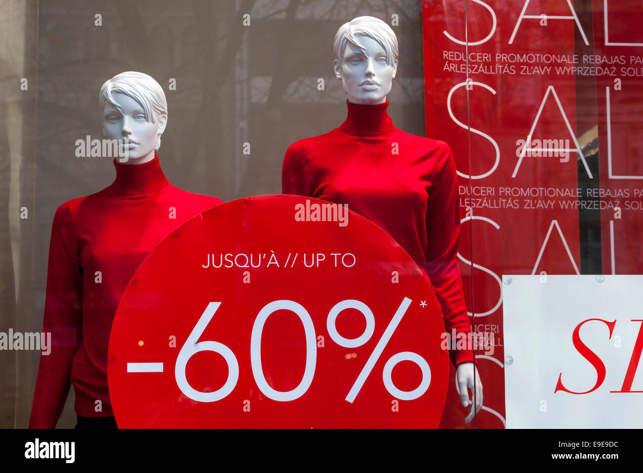 Verkauf im Schaufenster Tschechische Zeichen Stockfoto