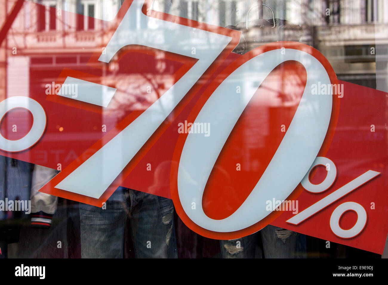 Verkauf Zeichen im shop Fenster anzuzeigen, Bis zu 70 Stockfoto
