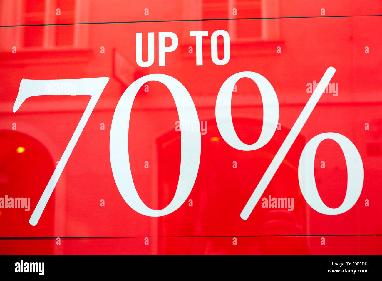 Verkauf Zeichen in Schaufenster, Bis 70, Tschechische Stockfoto
