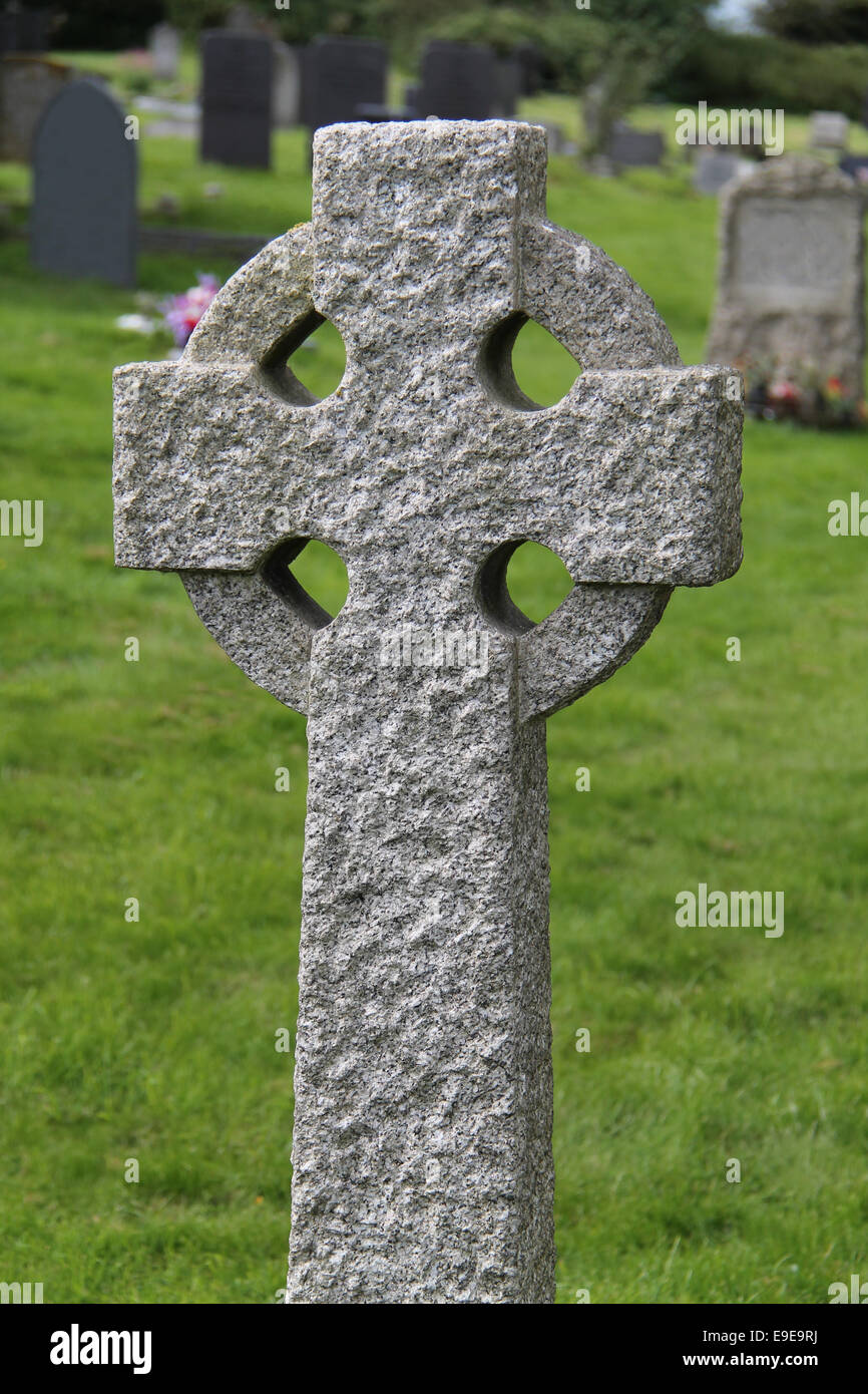 Ein keltisches Steinkreuz steht auf einem Friedhof. Stockfoto