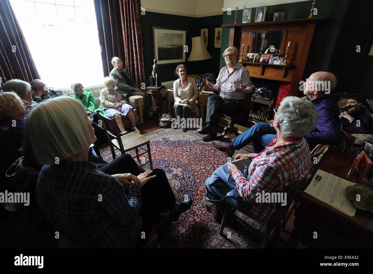 Swansea, Großbritannien. Samstag, 25. Oktober 2014 im Bild: Walisischer Schriftsteller, Schauspieler, Sänger und Musiker Boyd Clark mit Kirsten Jones mit dem Publikum in der Stube von Dylan Thomas Geburtshaus.  Re: Dylan Thomas Geburtstag Jahrhundertfeiern an seinem Geburtsort, 5 Cwmdonkin Drive, Swansea, Südwales. Bildnachweis: D Legakis/Alamy Live-Nachrichten Stockfoto