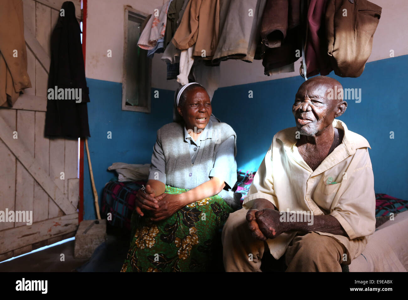 Ein Lepra kranker Mann mit einer Krankenschwester Schwester in seinem Zimmer des Chibote Lepra Rehabilitacion Center in Ibenga, Sambia, Afrika Stockfoto