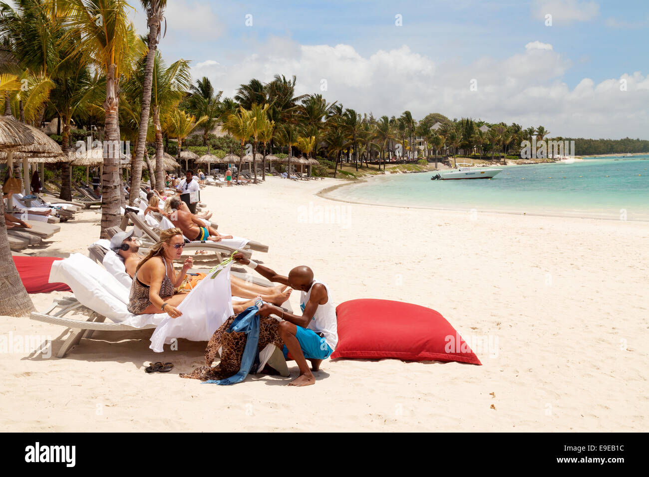 Eine mauritianische Unternehmer vor Ort Verkauf von Kleidung zu einem touristischen, Strand von Belle Mare, Mauritius Stockfoto