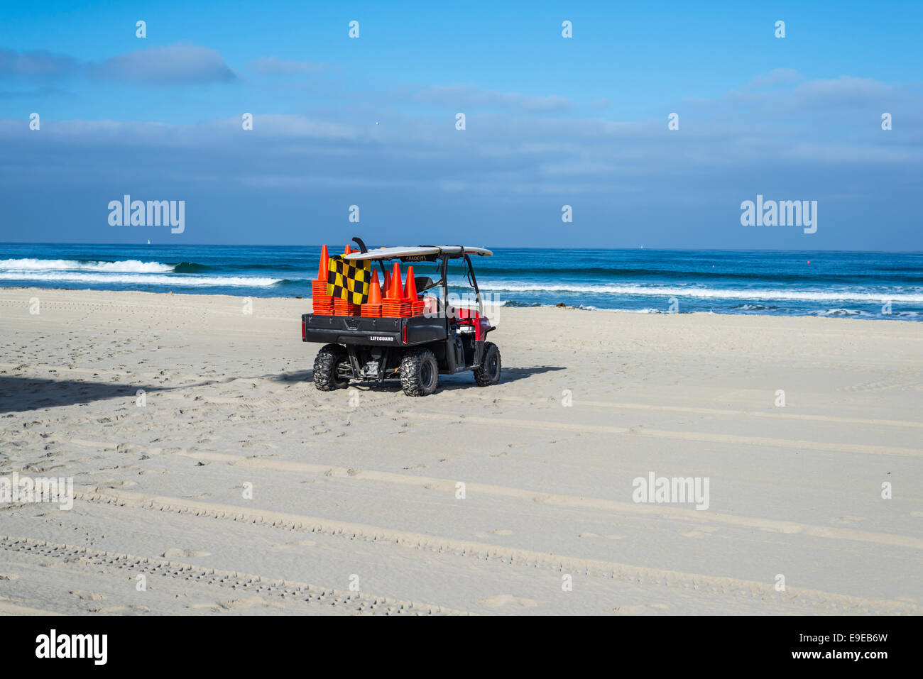 Rettungsschwimmer-Fahrzeug mit orange Leitkegel am Mission Beach. San Diego, California, Vereinigte Staaten von Amerika. Stockfoto