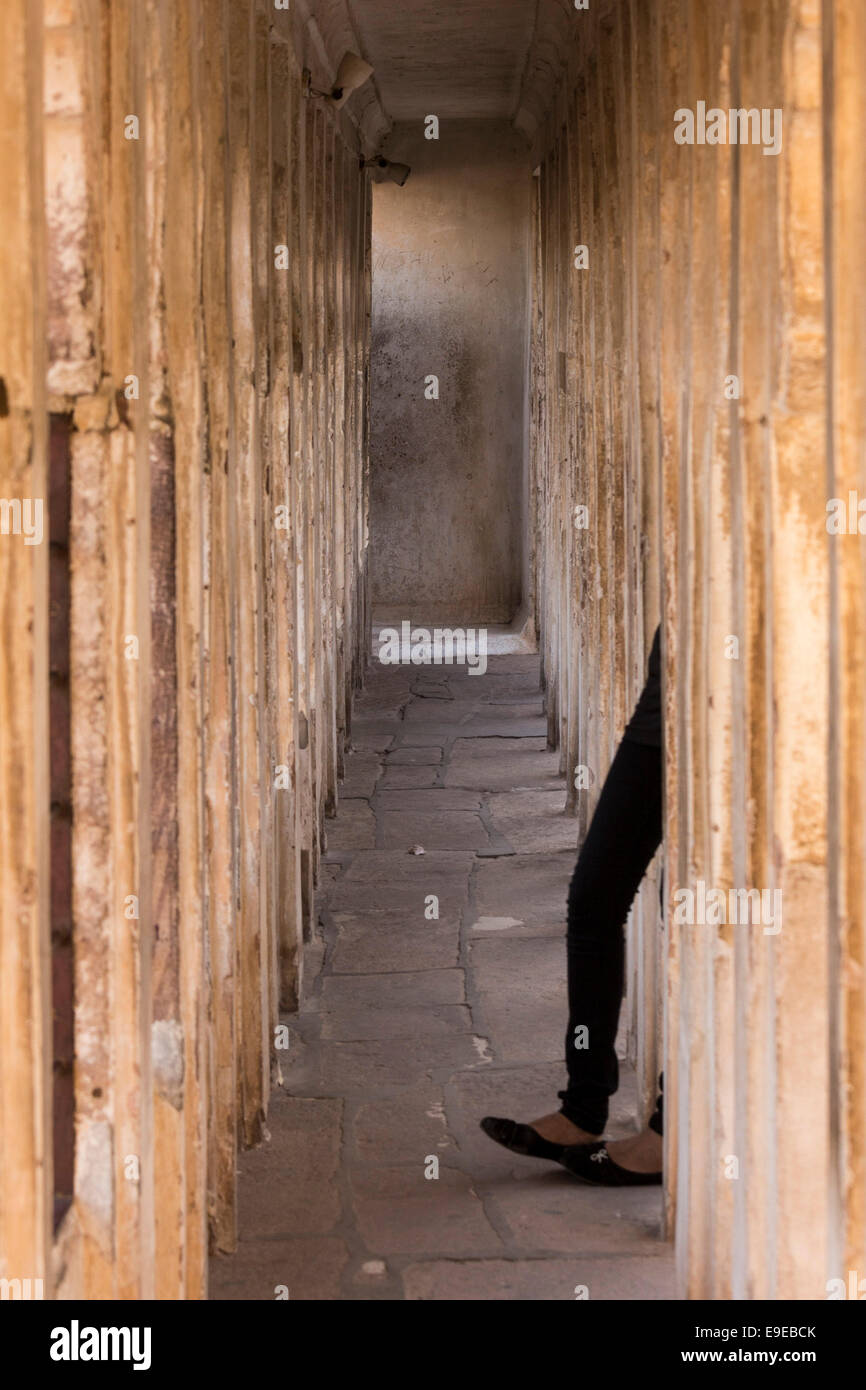 Zwei Beine zeigt sich von einer Columnade. Mehrangarh, Jodhpur, Rajasthan, Indien Stockfoto