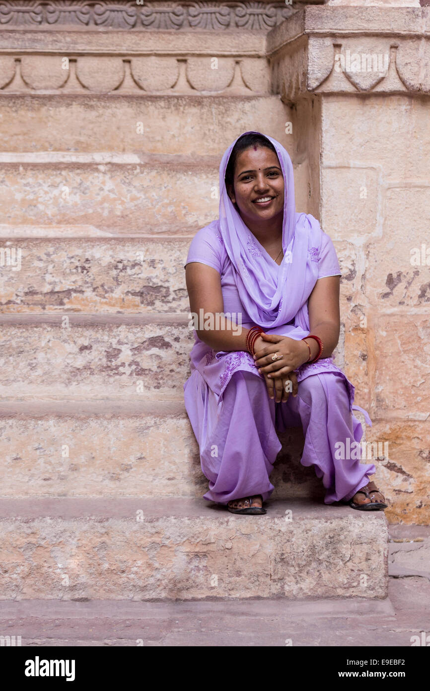 Porträt der Frau in lila Sari. Mehrangarh, Jodhpur, Rajasthan, Indien Stockfoto