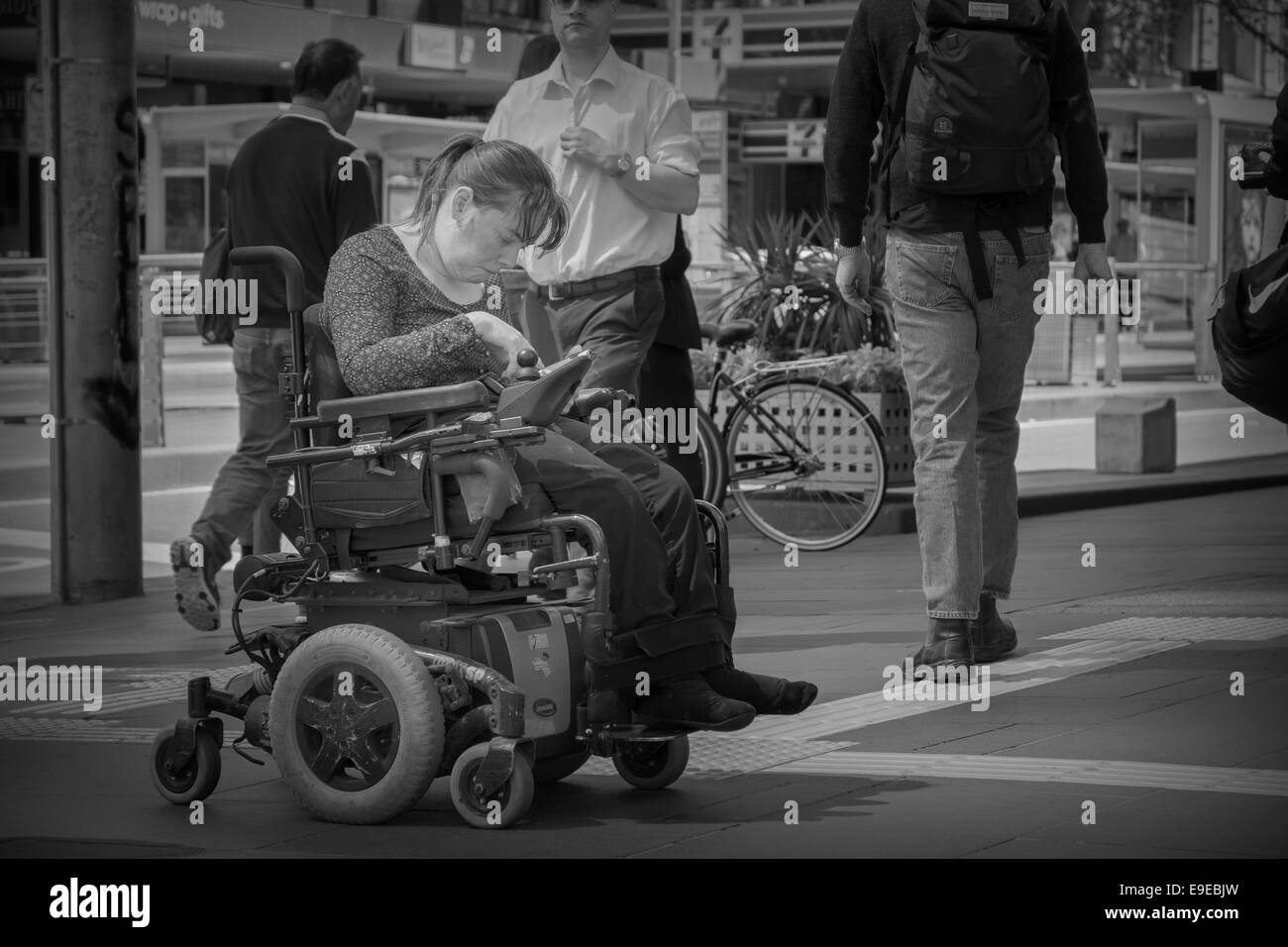 Behinderte Frau In Elektro-Rollstuhl Stockfoto