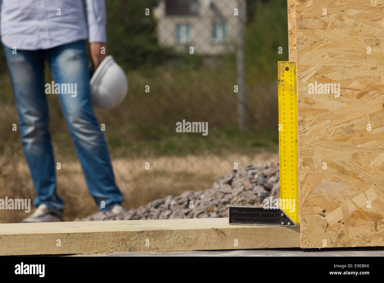 Bauherren-Try-Platz oder rechten Winkel auf einer Baustelle verwendet wird, um sicherzustellen, dass eine Holzwand Panel genau senkrecht steht Stockfoto