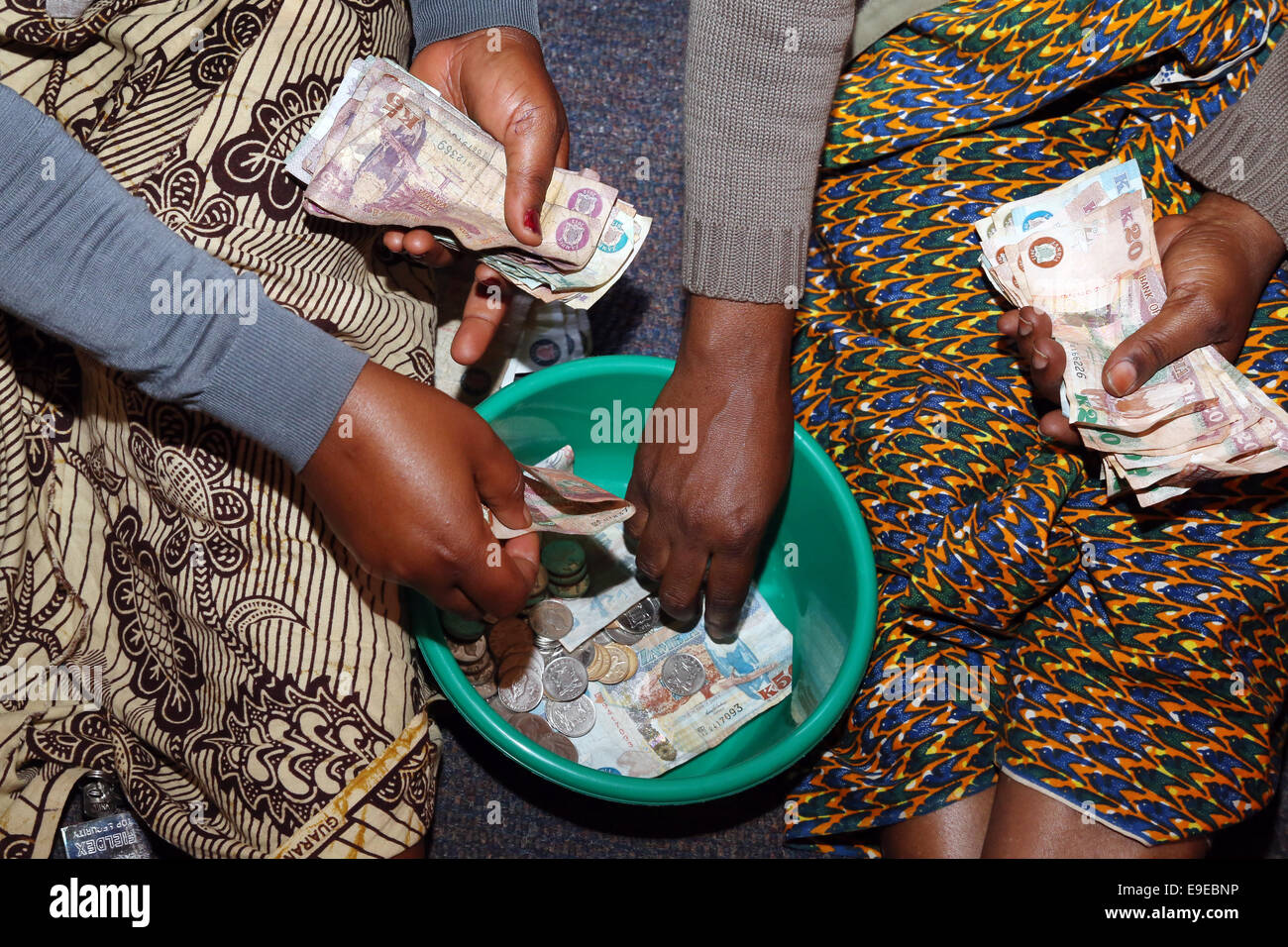 Darlehen-Selbsthilfe-Gruppe zählen Geld, Besprechung einer rettenden und Kreditvergabe Gemeinschaft. Gemeinde Lubuto von Ndola, Sambia Stockfoto