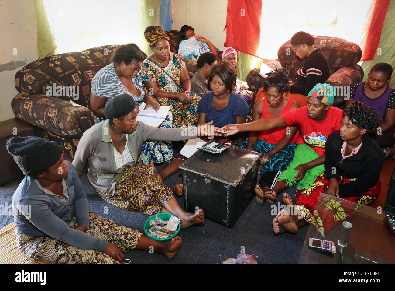 Frauen einer Kredit-Selbsthilfe-Gruppe, Treffen einer rettenden und Kreditvergabe Gemeinschaft. Gemeinde Lubuto von Ndola, Sambia Stockfoto