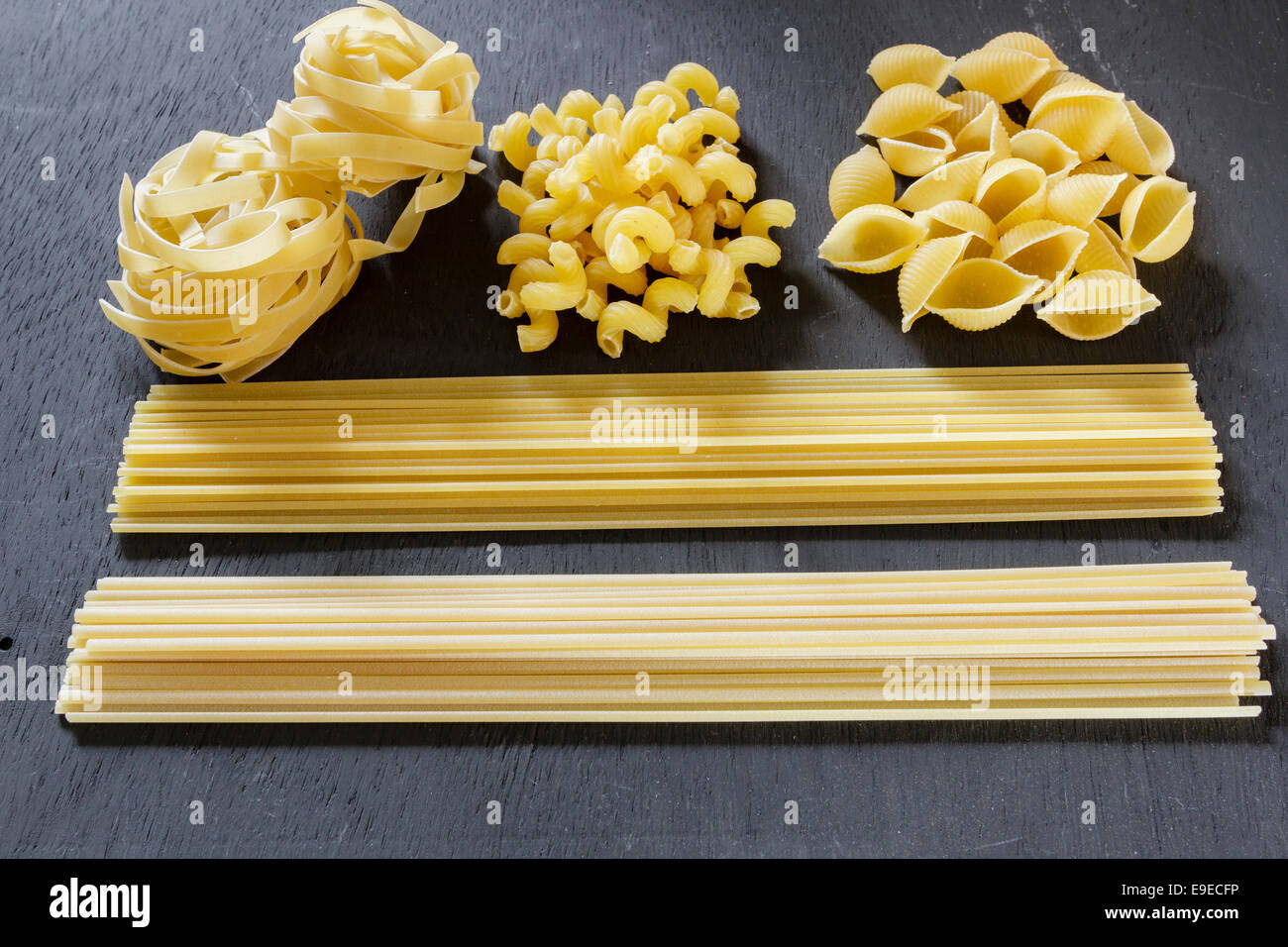 Verschiedene Arten von getrockneten Teigwaren, Spaghetti, Tagliatelle, Linguine, Spirali, conghiglie Stockfoto