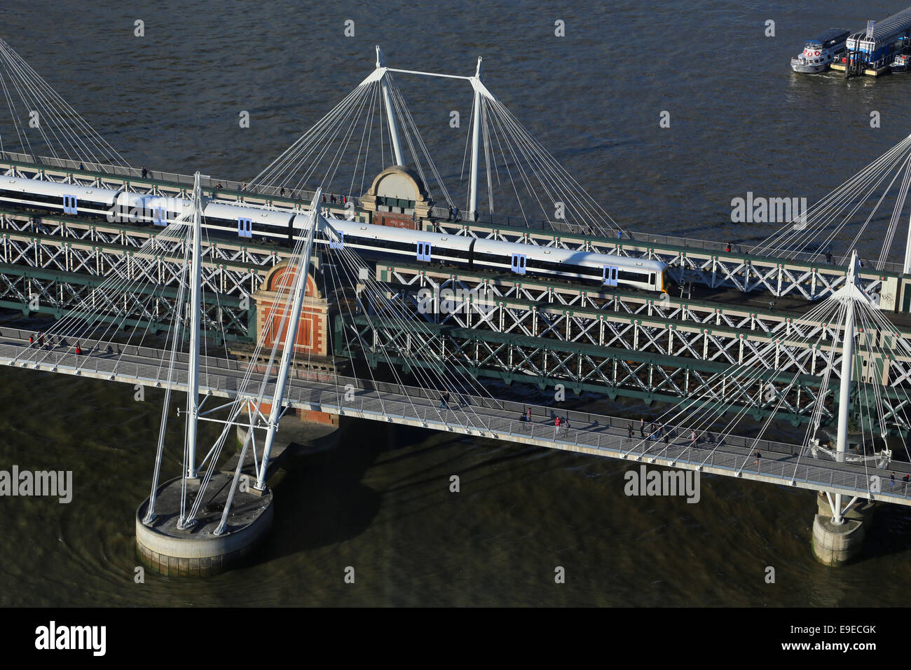 Hungerford Bridge über die Themse mit einem südöstlichen Zug auf der Brücke gesehen vom London Eye, London, England, UK Stockfoto