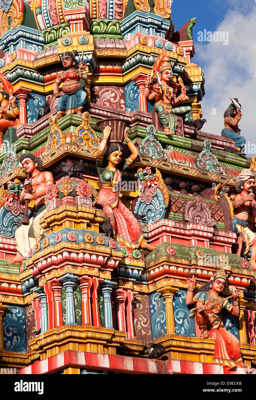 Nahaufnahme von der bunten Schnitzereien der Götter auf einem Hindu-Tempel-Dach, Mauritius Stockfoto