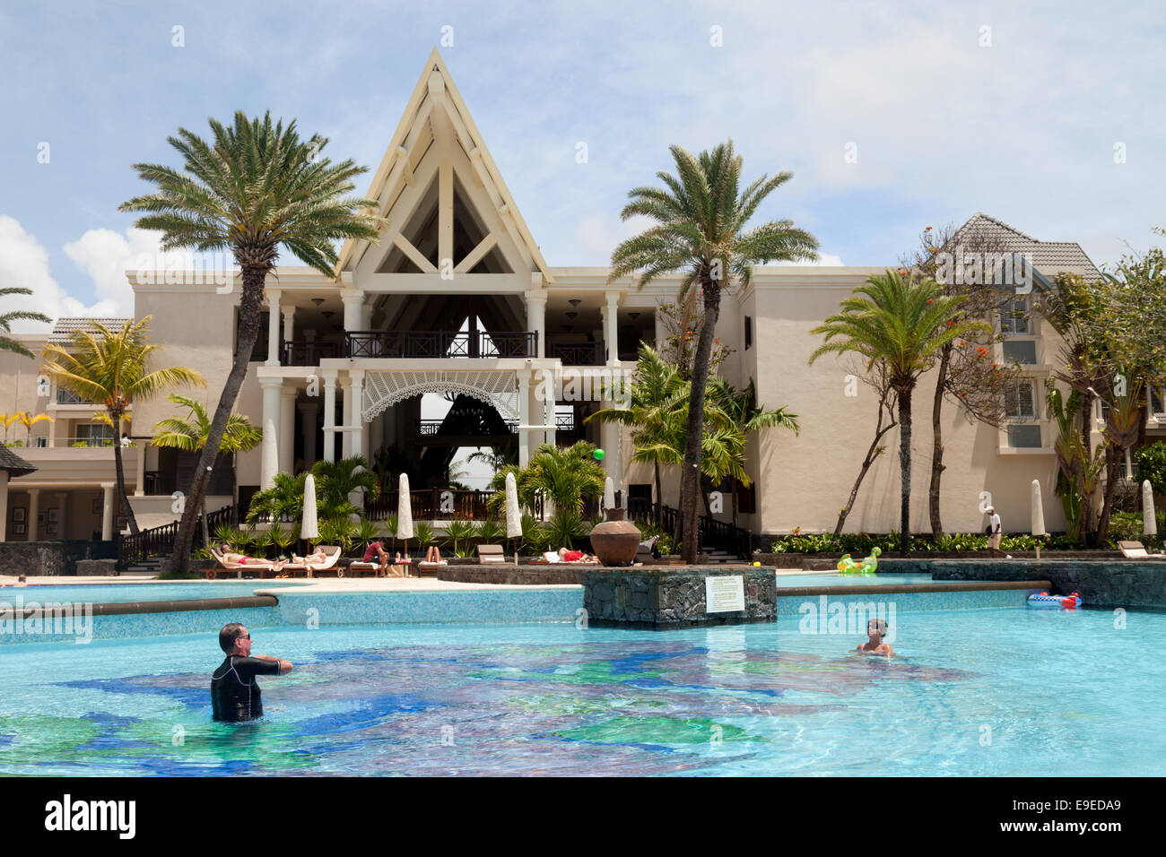 Hotelgäste in das Schwimmbad in 5 Sterne Luxus Residence Hotel Belle Mare Osten Mauritius Stockfoto