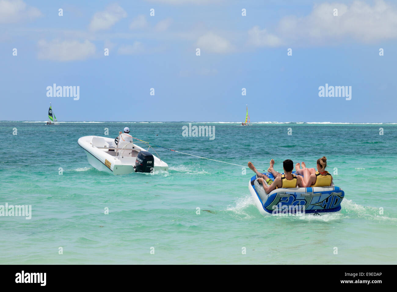 Ein paar geschleppt hinter einem Schnellboot auf Urlaub, Belle Mare, Ostküste Mauritius Stockfoto