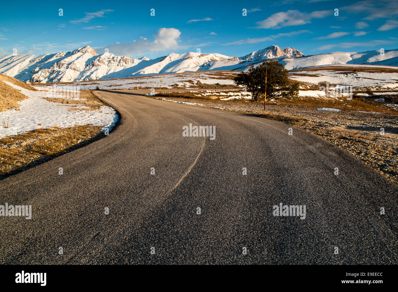 Landschaft-Straße mit verschneiten Bergen Stockfoto