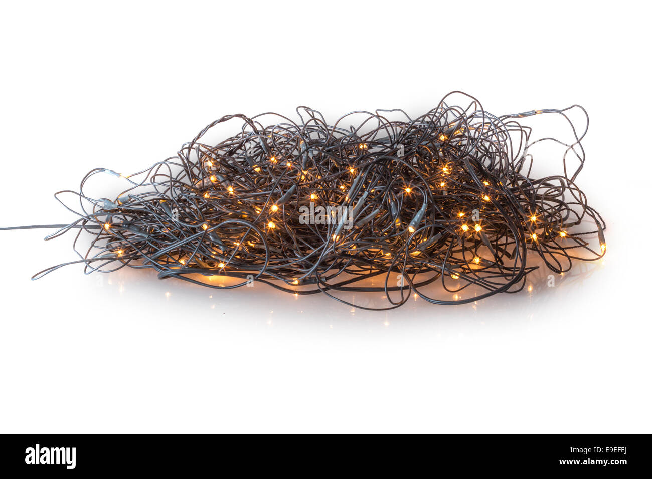 Elektrische Lichter müssen entwirrt werden bevor Sie schmücken den Weihnachtsbaum, isoliert auf weißem Hintergrund Stockfoto