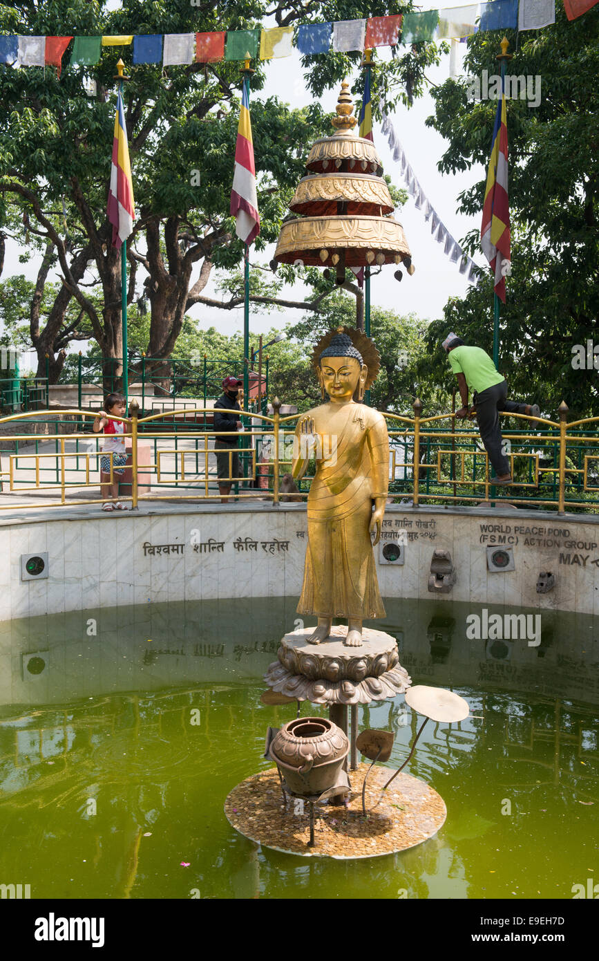 Runden Teich mit goldenen Standing Buddha-Statue in Swayambhunath aka Monkey Temple - alten religiösen Komplex, Kathmandu Stockfoto