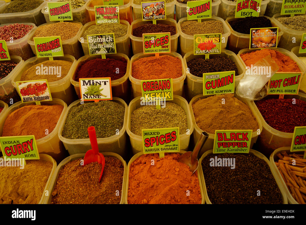 Gewürze, Pfeffer, Kräuter aller Art zu verkaufen in Didim Markt Stockfoto