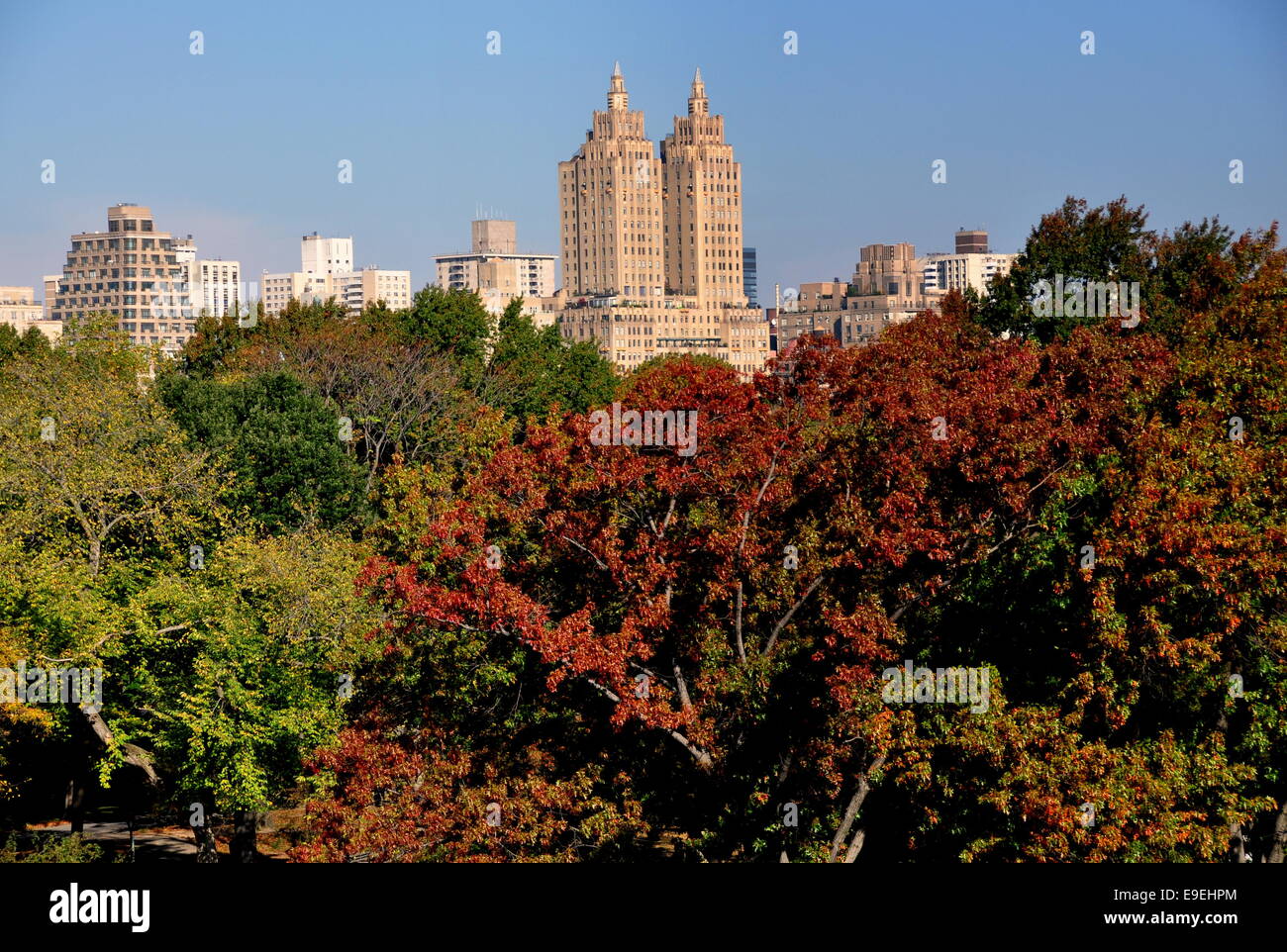 NYC: Blick über den Central Park mit herbstlichen Laub in die denkmalgeschützte El Dorado Jugendstil Wohnung Zwillingstürme Stockfoto