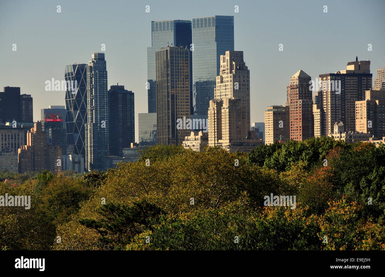 NYC: Blick über den Central Park zu den modernen Luxus-Towers von Midtown Manhattan mit dem Time Warner Center und Hearst Gebäude Stockfoto
