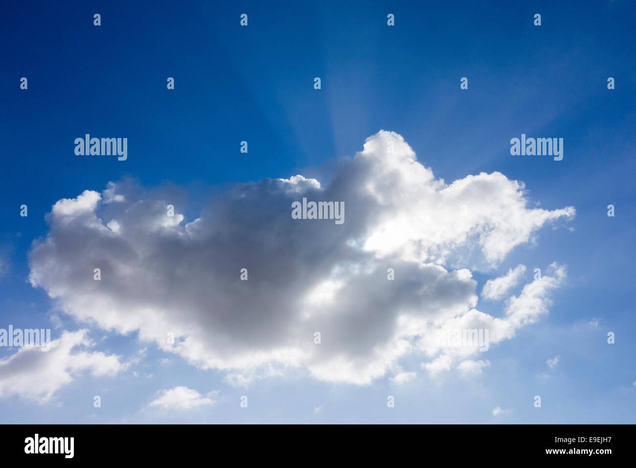 Blauer Himmel mit Cumulus Wolke und Sonne Strahlen zu durchbrechen. Stockfoto