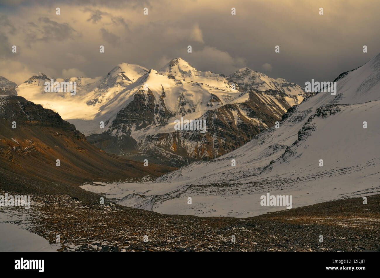 Malerische Aussicht bewölkt Wakhan-Valley in Tadschikistan mit schneebedeckten Gipfeln des Pamir und Karakorum Stockfoto