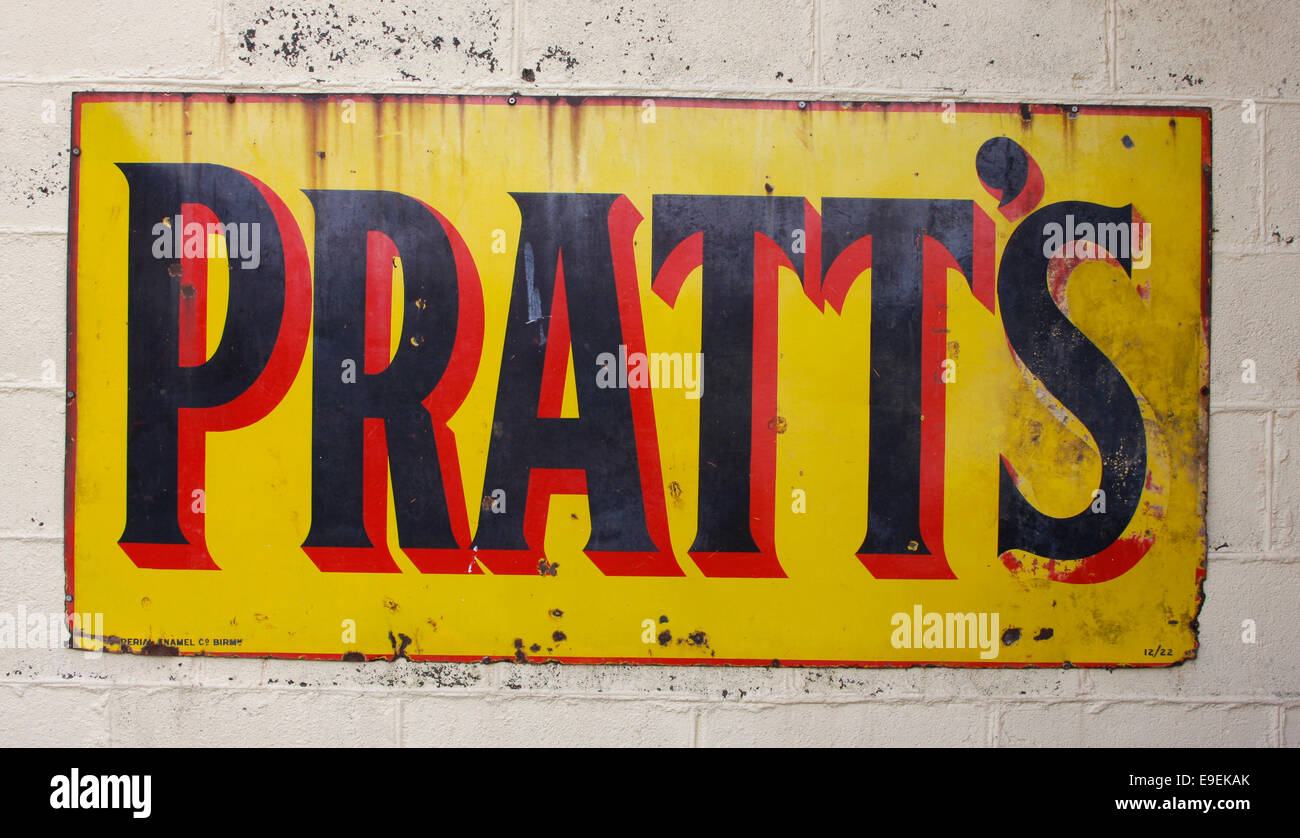 Vintage Pratts Werbeschild Stockfoto
